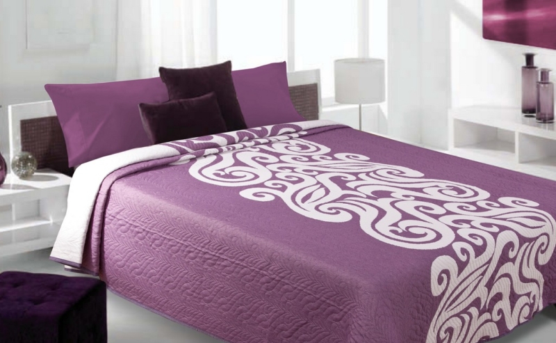 Kremowy ornament narzuta dwustronna na łóżko koloru fioletowego
