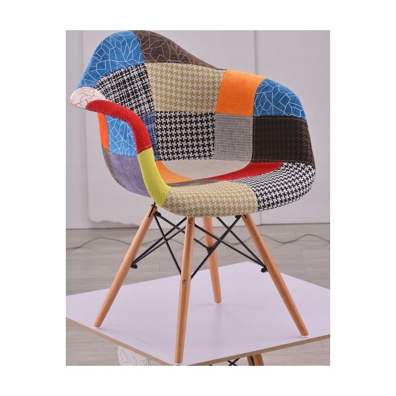 Wygodne krzesło w nowoczesnym patchworkowym stylu