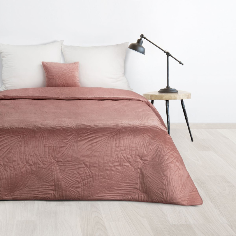 Welwetowa różowa narzuta na łóżko