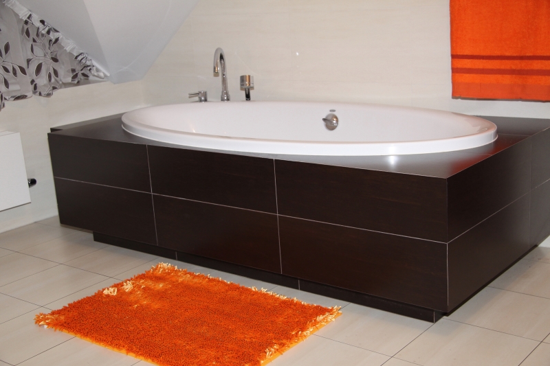 Pomarańczowe dywaniki łazienkowe
