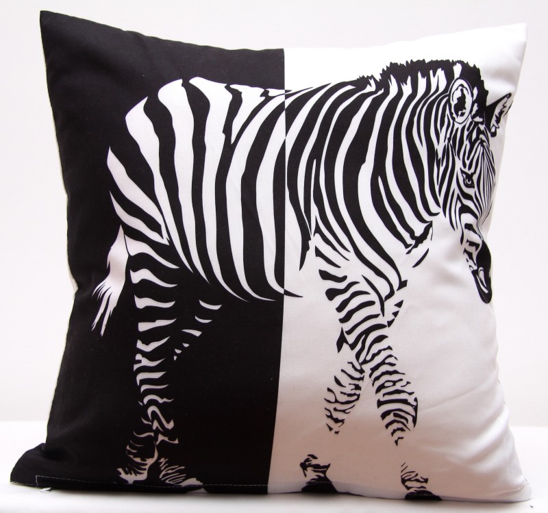 Poszewki i poduszki ozdobne w kolorze biało czarnym z zebrą