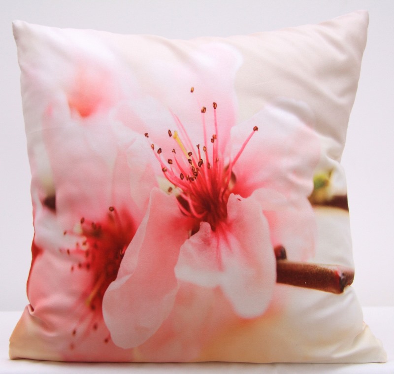 Poszewka na poduszkę w kolorze kremowym z różowym kwiatem