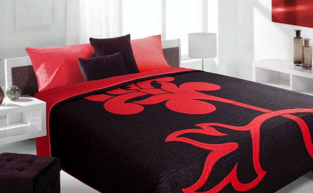 Dwustronne narzuty na łóżko koloru czarnego z czerwonym kwiatem
