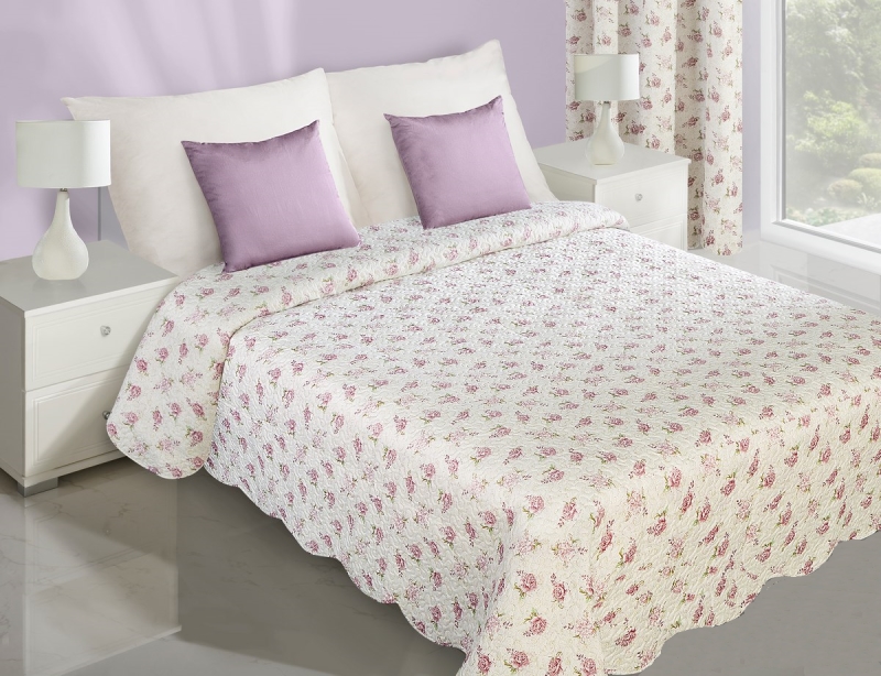 Kremowa dwustronna narzuta na łóżko w fioletowe małe różyczki