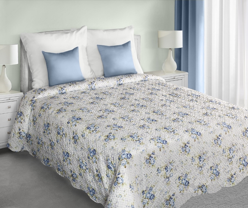 Narzuty dwustronne na łóżko w kolorze białym z niebieskimi kwiatami