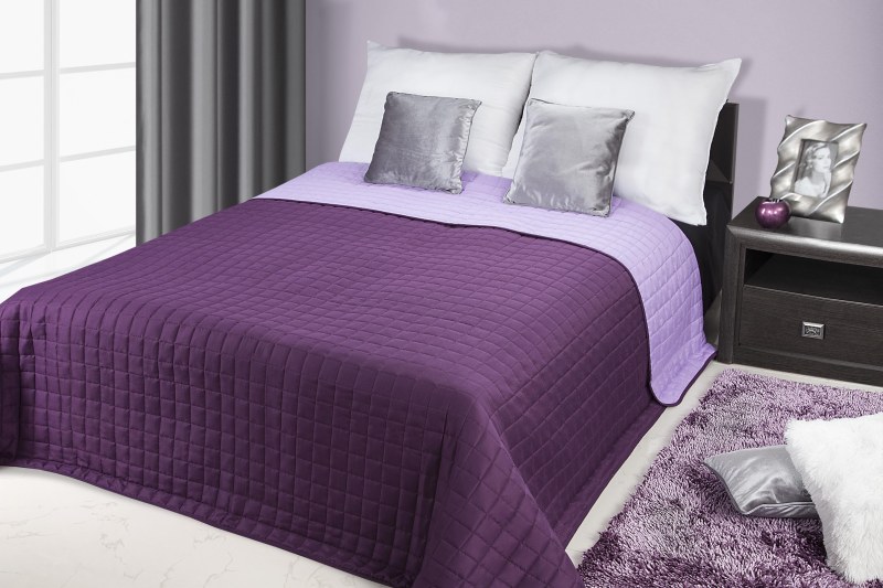 Dwustronna wrzosowo fioletowa narzuta na łóżko