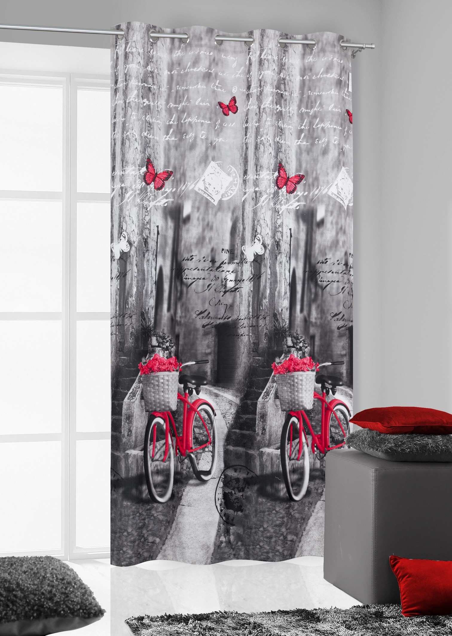 Zasłony na przelotkach w kolorze szarym z czerwonym rowerem z koszyczkiem