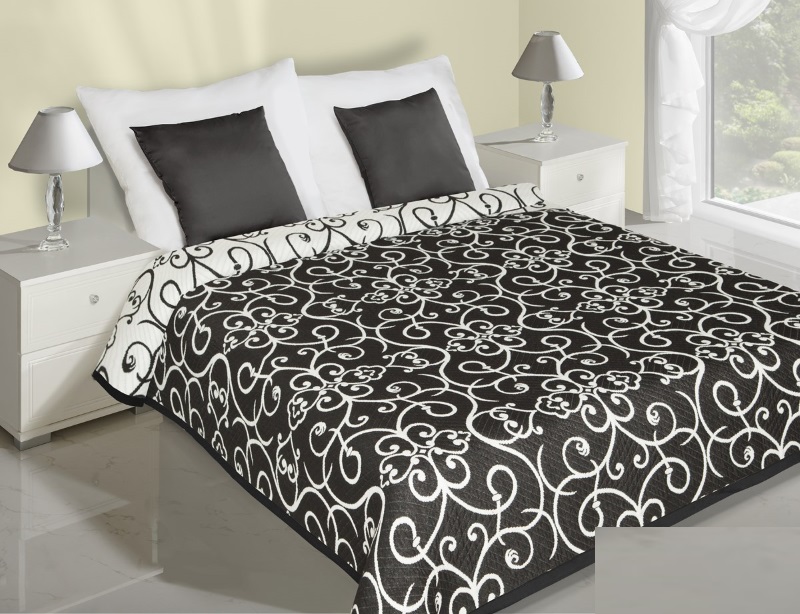 Czarna narzuta dwustronna na łóżko z białym ornamentem