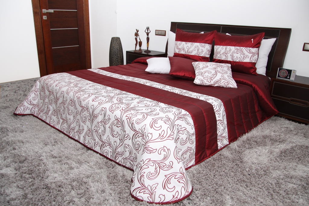 Narzuta na łóżko w kolorze bordowym z ornamentem