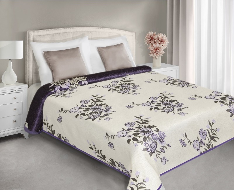Narzuta i kapa dwustronna na łóżko w kolorze kremowym w fioletowe kwiatuszki
