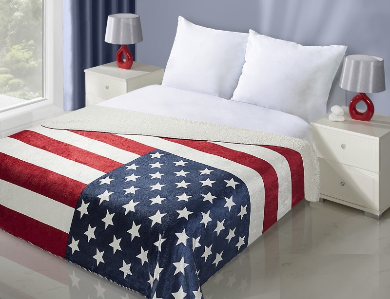 Biała narzuta na pojedyńcze łóżko do sypialni z flagą Ameryki
