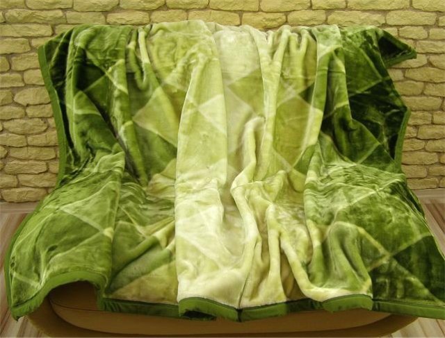 Zielony koc akrylowy na łóżko w romby
