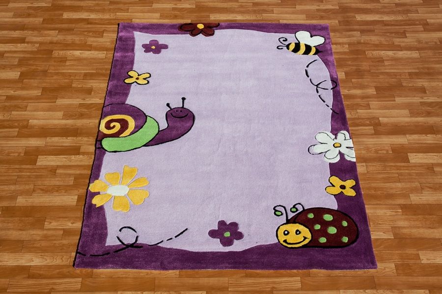 Fioletowy dywan do pokoju dziecka ze ślimaczkiem