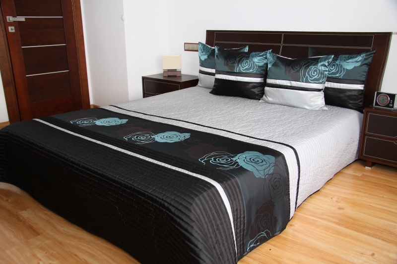 Szaro czarne narzuty luksusowe na łóżko w turkusowe róże