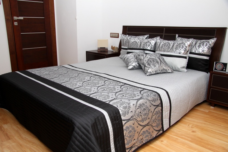 Szaro czarna elegancka narzuta pikowana na łóżko ze srebnym ornamentem