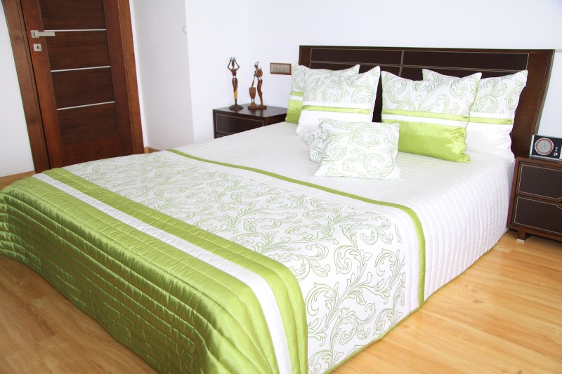 Oryginalne ecru luksusowe narzuty na łóżko z zielonym ornamentem