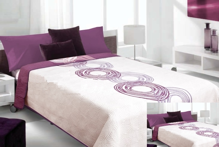 Kremowe dwustronne narzuty na łóżko z fioletowym wzorem