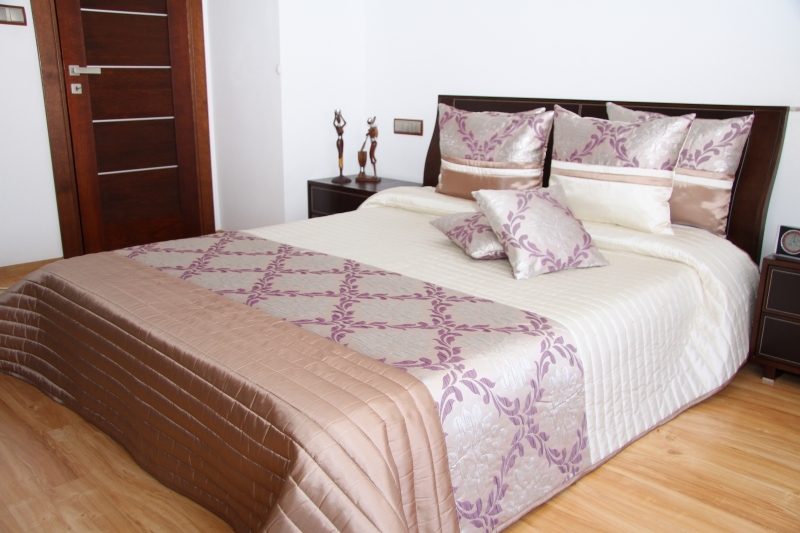 Narzuty luksusowe do sypialni koloru kremowego w fioletowo kakaowe listki