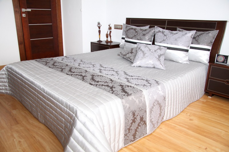 Luksusowa narzuta na łóżko sypialniane koloru szaro srebnego
