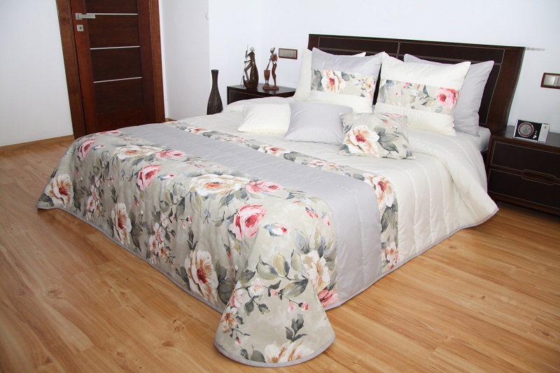 Kremowo szare eleganckie narzuty na łóżko w kolorowe kwiaty