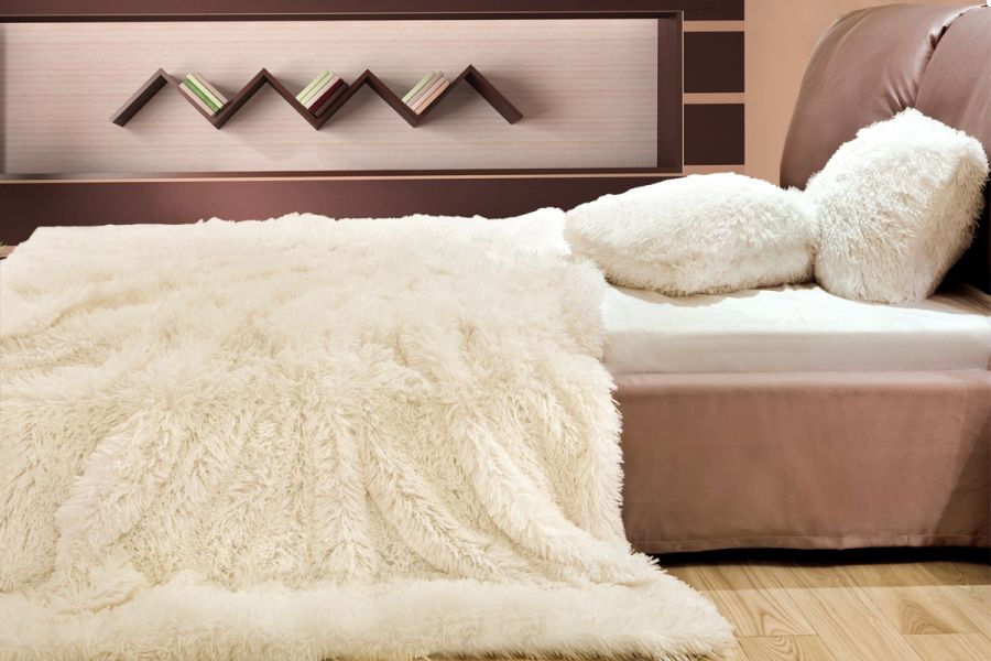 Włochaty koc do sypialni w kolorze kremowym