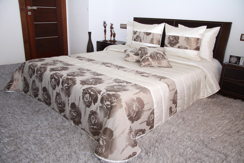 Modne narzuty na łóżko w kolorze kremowym w beżowe kwiaty