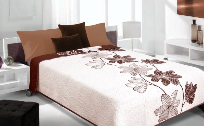 Kremowa narzuta dwustronna na łóżko z kwiatowym motywem