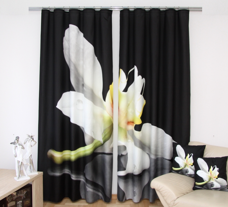 Zasłona sypialniana koloru czarnego z białą orchideą