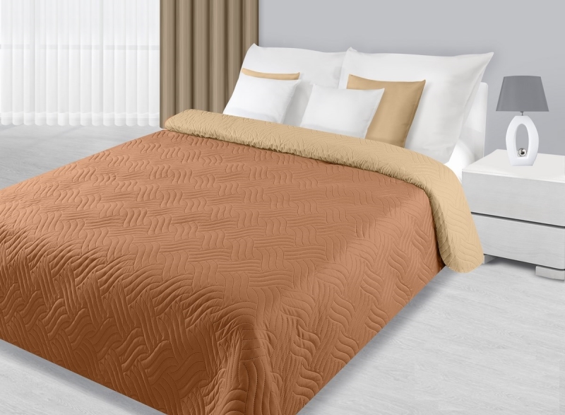 Modne narzuty dwustronne na łóżko do sypialni w kolorze beżowo kremowym
