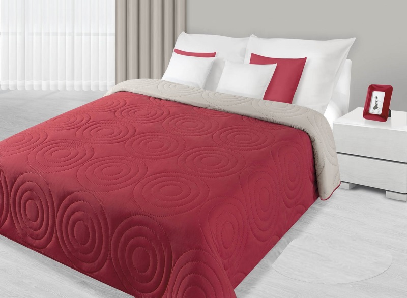 Narzuty dwustronne w kolorze czerwono beżowym na łóżko