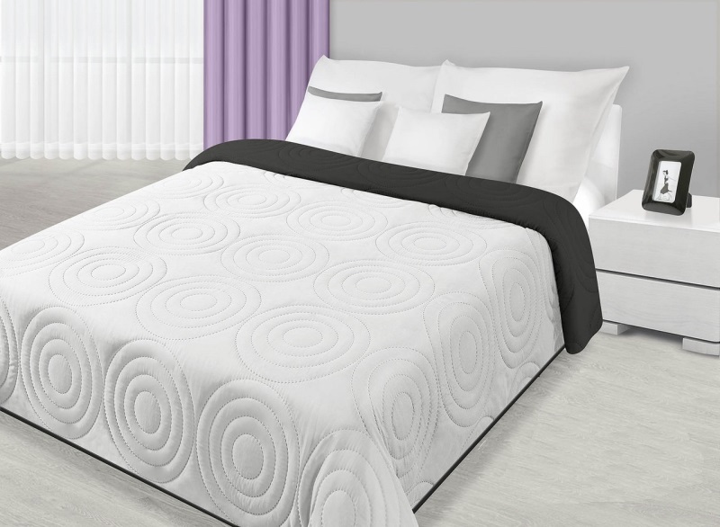 Narzuta dwustronna na łóżko w kolorze biało czarnym