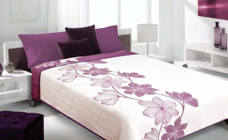 Fioletowe kwiaty dwustronna narzuta kremowa na łóżko