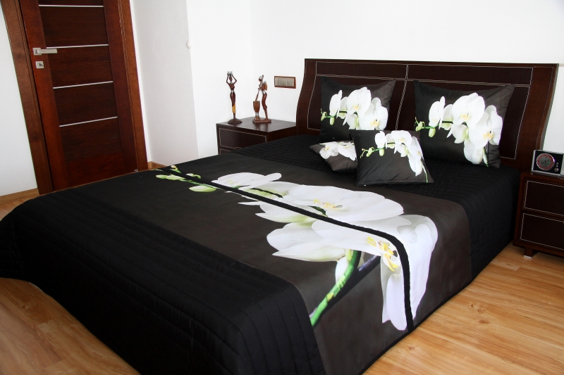 Narzuty na łóżko koloru czarnego z białą orchideą
