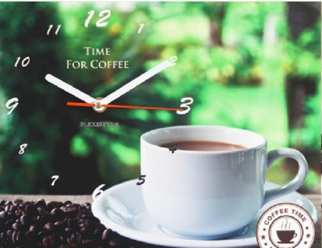 Zielony zegar do kuchni z filiżanką kawy