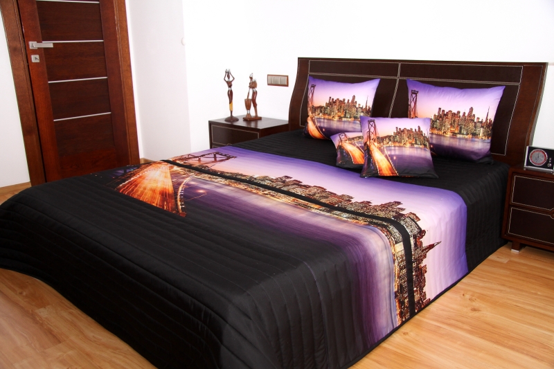 Czarna narzuta na łóżko do sypialni z ognistym mostem