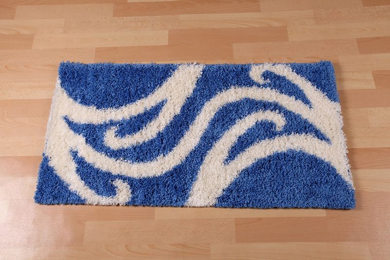 Niebieskie dywany z najnowszej kolekcji w dekoracyjne białe wzory