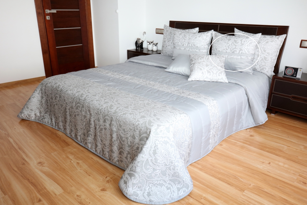 Dekoracyjna szara narzuta na łóżko we wzory 170x210