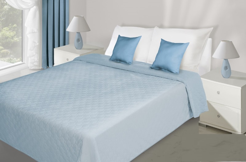 Narzuty dwustronne modne na łóżko koloru jasnoniebieskiego