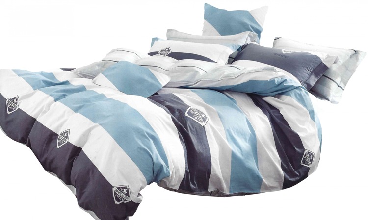 Niebieska dekoracyjna pościel na łóżko w paski