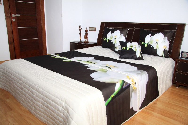 Narzuta czarna na łóżko z białą orchideą