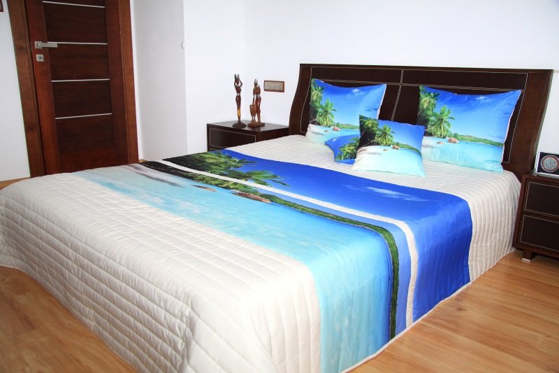 Narzuty kremowe na duże łóżka z wodą i palmami