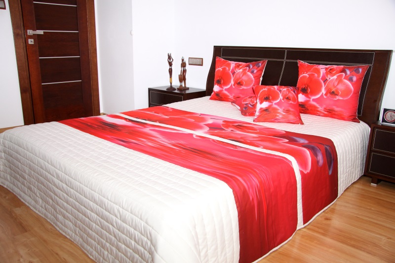 Oryginalne kremowe narzuty na łóżka z czerwoną orchideą