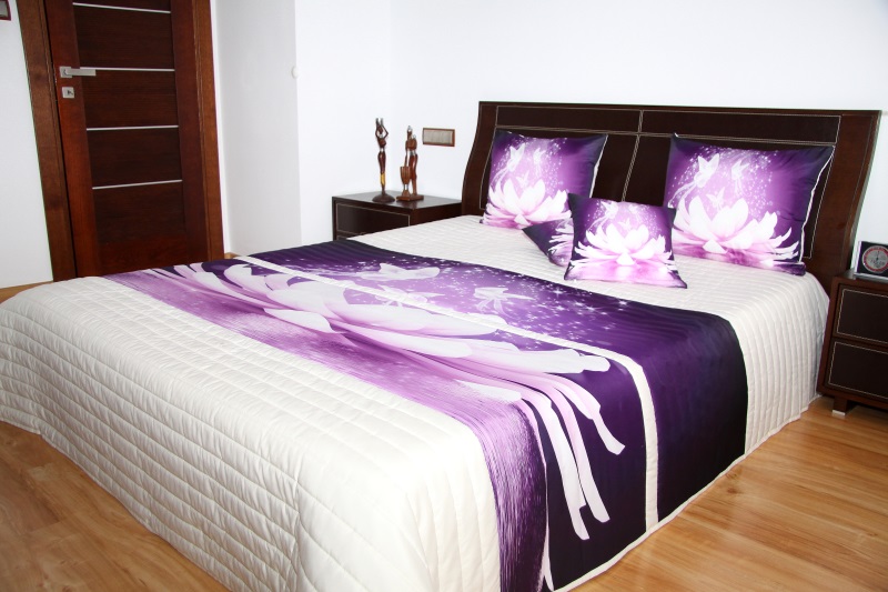 Białe narzuty na łóżka do sypialni z fioletowym kwiecistym motywem