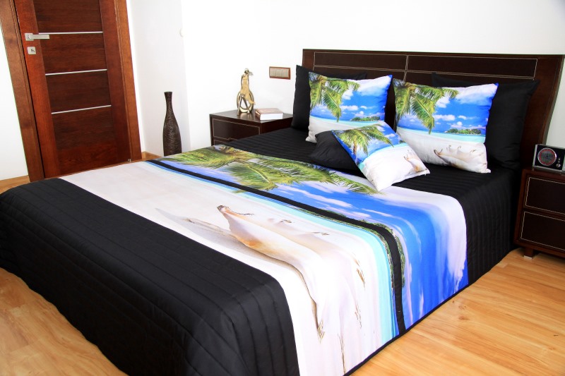 Czarna narzuta na łóżko do sypialni z piaskiem, morzem i palmami