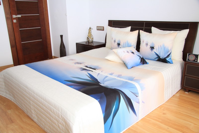 Narzuty modne na łóżko w kolorze kremowo niebieskim