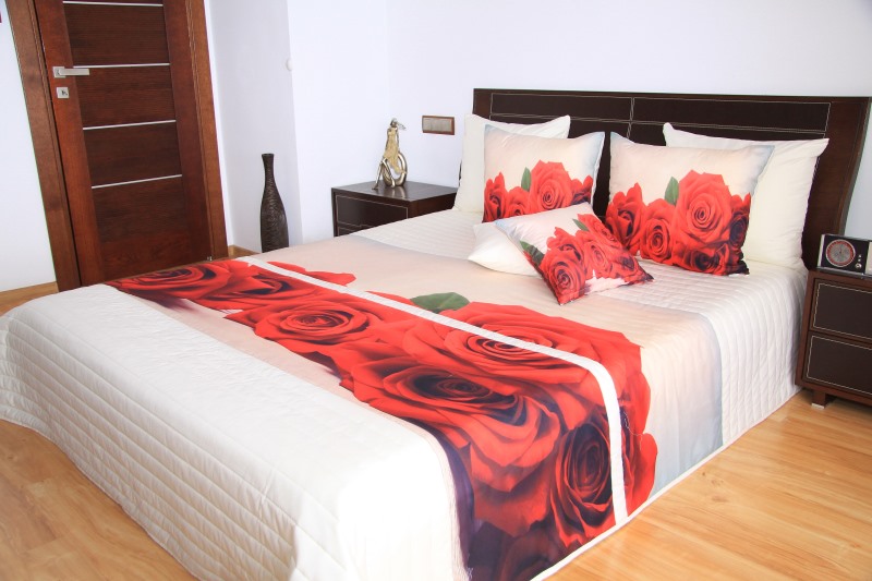 Narzuty na duże łóżka koloru kremowego w czerwone róże