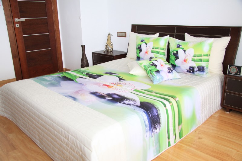 Ponadczasowe narzuty na łóżka w kolorze kremowym z zielonym motywem kwiatowym