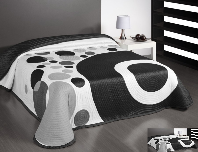 Dwustronne modne narzuty i kapy na łóżko koloru biało czarnego 