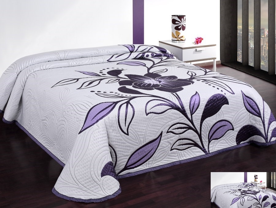 Białe dwustronne narzuty na łóżko w fioletowe kwiaty