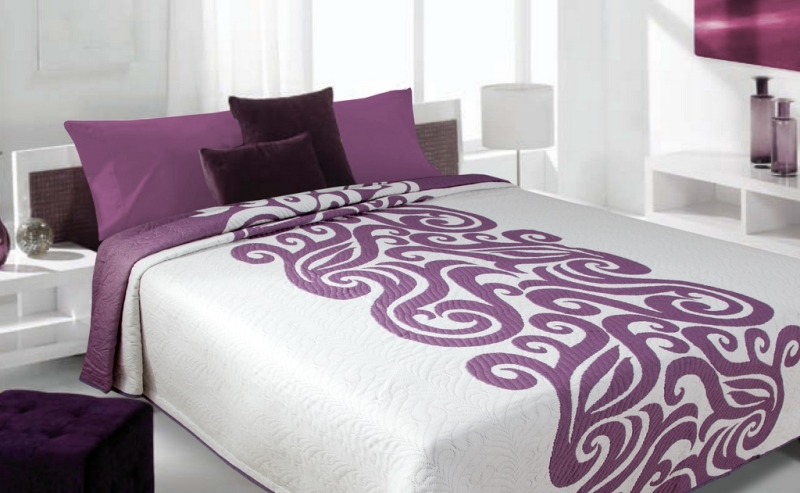 Narzuty i kapy dwustronne w kolorze białym na łóżko z fioletowym wzorem